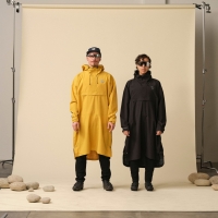 Fjallraven S/F Rain Poncho, kolor: 160 - Ochre / 550 - Black