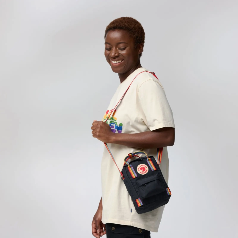 saszetka_turystyczna_Fjallraven_Kanken_Rainbow_Sling_1.webp