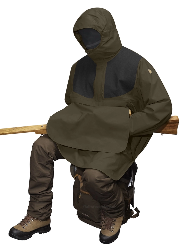 Hunting Eco-Shell Poncho Fjallraven, kolor: 633-030 Dark Olive/Dark Grey.
